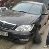 Chiếc ôtô gây tai nạn chưa dừng lại tiếp tục leo lên dải phân cách đường. (Ảnh: Mạnh Hùng/Vietnam+).