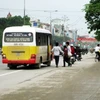 Những chiếc xe kiểu dáng "nhái" giống hệt xe buýt vẫn ngang nhiên bắt khách dọc đường. (Ảnh: Mạnh Hùng/Vietnam+).