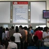 Dòng người xếp hàng dài đợi đến lượt mua vé ở bến xe Mỹ Đình. (Ảnh: Mạnh Hùng/Vietnam+)