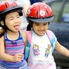 Trẻ em đội mũ bảo hiểm nhằm tránh những tai nạn thương tích. (Ảnh: internet)