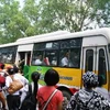 Hành khách nhọc nhằn mỗi khi bắt xe buýt. (Ảnh: Việt Hùng/Vietnam+) 