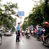 Lực lượng Thanh tra tiến hành phân làn giao thông. (Ảnh: Việt Hùng/Vietnam+)