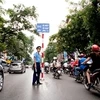 Lực lượng Thanh tra giao thông đang tiến hành hướng dẫn làn đường. (Ảnh: Việt Hùng/Vietnam+)