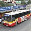 Xe buýt vẫn là phương tiện vận tải công cộng chính trong giao thông Hà Nội. (Ảnh: Anh Tuấn/TTXVN)