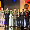 Nguyên Tổng Bí thư Lê Khả Phiêu trao giải thưởng cho nhóm nghiên cứu của Bệnh viện Hữu nghị Việt - Đức. (Ảnh: Việt Hùng/Vietnam+)