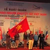 Ông Vũ Thế Phiệt, Trưởng đoàn thể thao nhận Quốc kỳ tại Lễ ra quân. (Ảnh: Việt Hùng/Vietnam+)