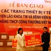 Lãnh đạo VietinBank trao tặng tiền đầu tư mua thiết bị y tế cho bệnh viện. (Ảnh: Đỗ Hùng/Vietnam+)