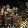Lực lượng cứu hộ người bị thương ra khỏi chiếc xe tai nạn. (Ảnh: Việt Dũng/Vietnam+)