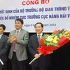 Bộ trưởng Đinh La Thăng chúc mừng ông Dương Chí Dũng (ngoài cùng bên phải) khi nhậm chức. Ảnh: Cục Hàng hải