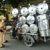 Lực lượng Cảnh sát giao thông tiến hành kiểm tra đối với xe ba bánh tự chế chở hàng cồng kềnh trên đường Trần Nhật Duật. (Ảnh: Việt Hùng/Vietnam+)
