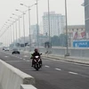 Lực lượng Cảnh sát giao thông sẽ cắm chốt tại các đường nhánh dẫn lên cầu từ 6 đến 24 giờ hàng ngày để xử lý vi phạm đường vành đai 3. (Ảnh: Việt Hùng/Vietnam+)
