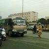Lực lượng Cảnh sát giao thông tiến hành xử phạt xe khách vi phạm. (Ảnh: Việt Hùng/Vietnam+)