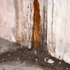 Vệt nước rò rỉ tại khe co giãn ở hầm Kim Liên. (Ảnh: Việt Hùng/Vietnam+)