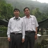 Hai gã "gàn" thoát nghèo bằng mô hình nuôi cá hồi trên đỉnh Xà Phìn. (Ảnh: Hùng Võ/Vietnam+)