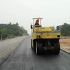 Đoạn Thái Nguyên - Sóc Sơn đang tiến hành trải thảm nhựa và hoàn thiện mặt đường để thông xe kỹ thuật vào 30/5. (Ảnh: Việt Hùng/Vietnam+)