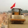 Nhà thầu đang tiến hành lu lèn đường cao tốc Hà Nội - Thái Nguyên. (Ảnh: Việt Hùng/Vietnam+)