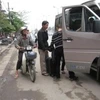 Xe khách "liều" vi phạm đón, trả khách dọc đường khi tuyến đường không được cắm biển. (Ảnh: Mạnh Hùng/Vietnam+).