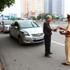 Cảnh sát giao thông kiểm tra xe vi phạm tốc độ đường vành đai 3 trên cao. (Ảnh: Doãn Tấn/TTXVN)