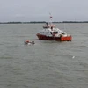 Tàu của Trung tâm Phối hợp tìm kiếm cứu nạn Hàng hải Khu vực III tìm kiếm nạn nhân. (Ảnh: TTXVN)