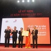 Phó Thủ tướng Nguyễn Thiện Nhân trao bằng khen của Thú tướng Chính phủ cho Tập đoàn FPT. (Ảnh: Việt Hùng/Vietnam+)