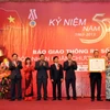 Phó Chủ tịch nước Nguyễn Thị Doan trao Huân chương Độc lập hạng Ba cho tập thể báo Giao thông vận tải. (Ảnh: Hùng Võ/Vietnam+)