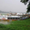Neo đậu tàu thuyền rồng ca Huế trên sông Hương để tránh bão. (Ảnh: Quốc Việt/TTXVN).
