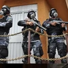 Cảnh sát chống bạo động Honduras ngăn chặn những người biểu tình ở Tegucigalpa ngày 23/9. (Ảnh: AFP/TTXVN)
