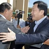 Thủ tướng Hun Sen và ông Thaksin tại Phnom Penh ngày 14/12. (Ảnh: Reuters)