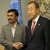 Tổng thư ký Liên hợp quốc Ban Ki-moon (phải) và Tổng thống Iran Mahmoud Ahmadinejad tại hội nghị. (Ảnh: AFP/TTXVN) 