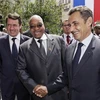 Tổng thống Pháp Nicolas Sarkozy (phải) và Tổng thống Nam Phi Jacob Zuma (giữa) trước lễ khai mạc Hội nghị. (Ảnh: AFP/TTXVN) 
