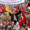 Người dân Thổ Nhĩ Kỳ biểu tình phản đối vụ tấn công tàu hàng của Israel. (Ảnh: AFP/TTXVN)