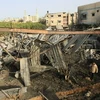 Một nhà máy bị phá hủy sau cuộc không kích xuống thành phố Gaza. (Ảnh: AFP/TTXVN)