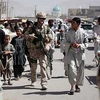 Binh sĩ đi bộ với dân địa phương trong một cuộc tuần tra ở thành phố Kandahar. (Nguồn: AFP)