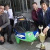 Nhóm nghiên cứu chiếc xe cùng với giải thưởng tại cuộc thi SAE Supermileage Competition. (Nguồn: Internet)