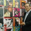 Shinichi Takeda đứng bên cạnh các đĩa nhạc của huyền thoại Elvis Presley. (Nguồn: Internet)