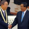 Tổng thư ký Liên hợp quốc Ban Ki-moon (trái) và Thủ tướng Campuchia Hun Sen tại Phnom Penh ngày 27/10. (Ảnh: AFP/TTXVN)