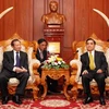Chủ tịch Quốc hội Lào Thongsinh Thammavong và ông Nguyễn Văn Son tại buổi gặp. (Ảnh: Phạm Kiên/TTXVN)