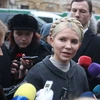 Cựu Thủ tướng Yulia Tymoshenko trả lời phỏng vấn báo chí sau phiên thẩm vấn tại Kiev. (Ảnh: AFP/TTXVN)