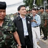 Thủ tướng Abhisit Vejjajiva gặp gỡ lực lượng an ninh tại tỉnh Pattani. (Ảnh: AFP/TTXVN)