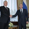Thủ tướng Nga Vladimir Putin và tân Thủ tướng Belarus Mikhail Myasnikovich tại cuộc hội đàm. (Nguồn: Reuters)