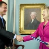Ngoại trưởng Mỹ Hillary Clinton và Ngoại trưởng Croatia Gordan Jandrokovic trong lễ ký. (Nguồn: Getty Images)