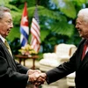 Chủ tịch Cuba Raul Castro (trái) và cựu Tổng thống Mỹ Jimmy Carter (phải) tại cung Cách mạng ở Havana. (Ảnh: AFP/TTXVN)