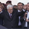 Tổng thống Palestine Abbas vẫy tay chào người ủng hộ sau khi trở về từ Liên Hợp Quốc.