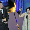 Đạo diễn Daniel Junge (trái) và Sharmeen Obaid-Chinoy nhận giải Oscar cho phim tài liệu ngắn hay nhất "Saving Face." (Nguồn: Internet)