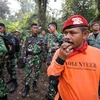 Binh sỹ và các thành viên đội cứu hộ Indonesia tìm kiếm vị trí máy bay rơi tại vùng núi Cidahu. (Nguồn: AFP/TTXVN)