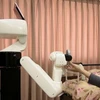 Loại robot này có thể cầm các vật dụng như điều khiển tivi hay chai nhựa, mở rèm cửa ở các vị trí cao tới 150cm.(Nguồn: gizmag.com)