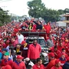 Đương kim Tổng thống Venezuela Hugo Chavez (giữa) trong cuộc vận động tranh cử ngày 9/9. (Nguồn: THX/TTXVN)