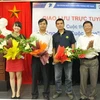 Các tác giả đạt giải các năm giao lưu và nhận hoa từ Ban Tổ chức. (Ảnh: Văn Xuyên/Vietnam+)