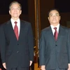 Thủ tướngThongsing Thammavong đón Thủ tướng Ôn Gia Bảo. (Ảnh: Hoàng Chương/Vietnam+) 