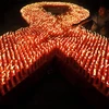 Thắp nến cầu nguyện trong Ngày Thế giới phòng chống AIDS. (Nguồn: AFP/TTXVN)